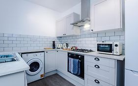 Oxford House By Yourstays - 3 Bedroom House In Newcastle-Under-Lyme